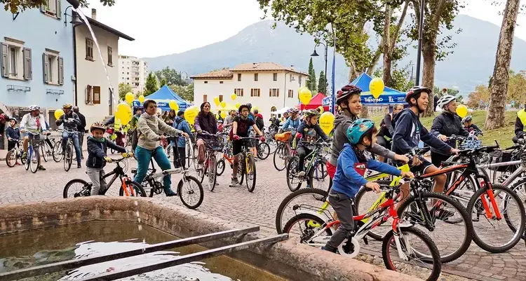 Trento, una settimana di mobilità sostenibile: piedibus, pedalate e passeggiate in città