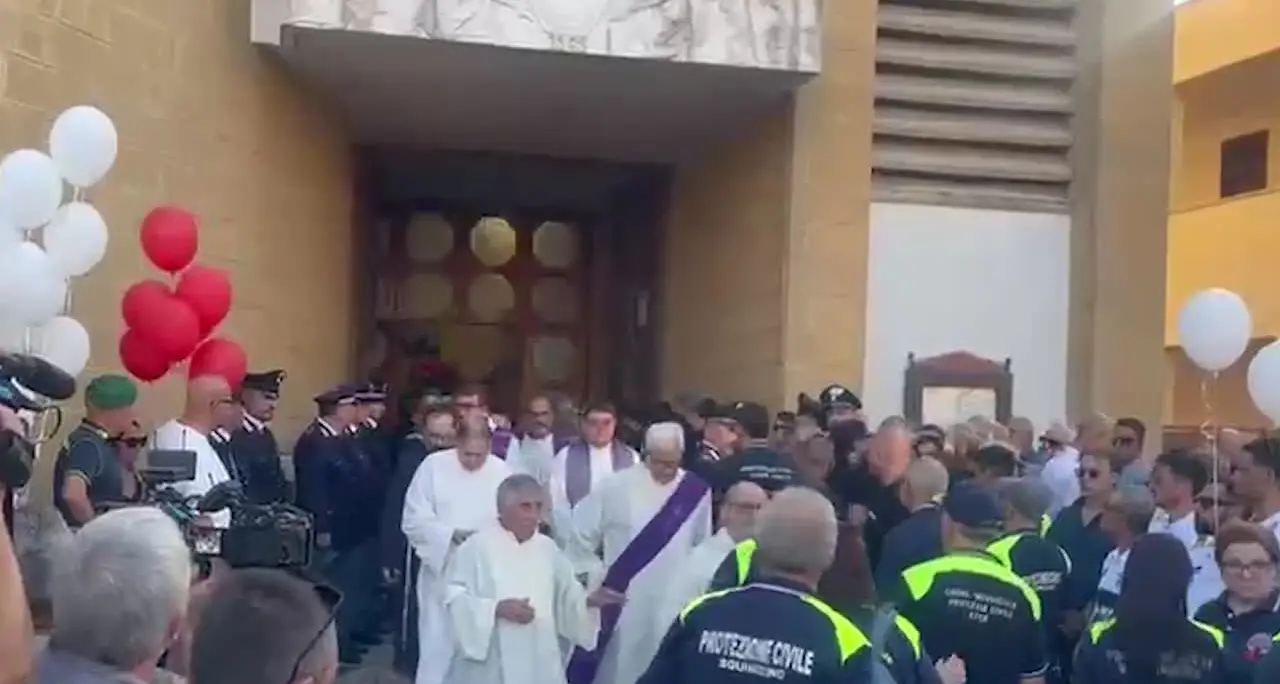 Funerali Lorena, la bara bianca lascia la chiesa tra palloncini rossi e applausi