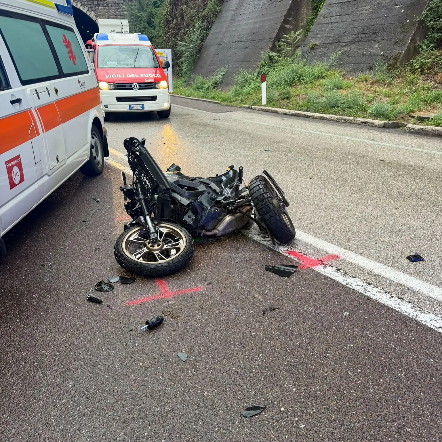 Ischia di Pergine, moto scivola e si scontra con un'auto: ferito un diciannovenne