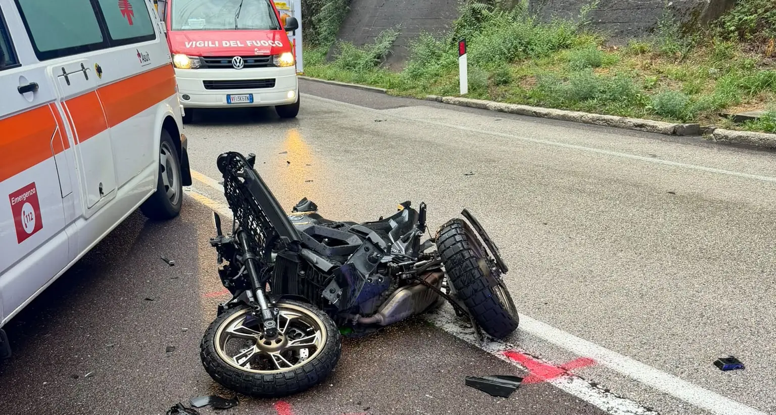 Ischia di Pergine, moto scivola e si scontra con un'auto: ferito un diciannovenne