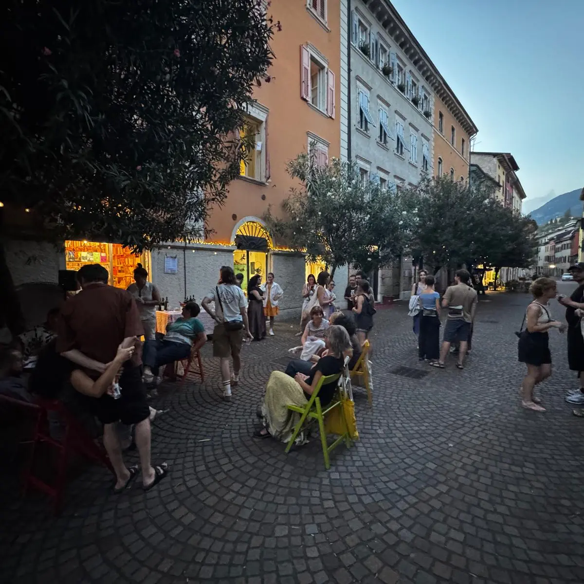 Trento, la libreria duepunti compie otto anni: «Riempiamo i vuoti guardando al futuro»