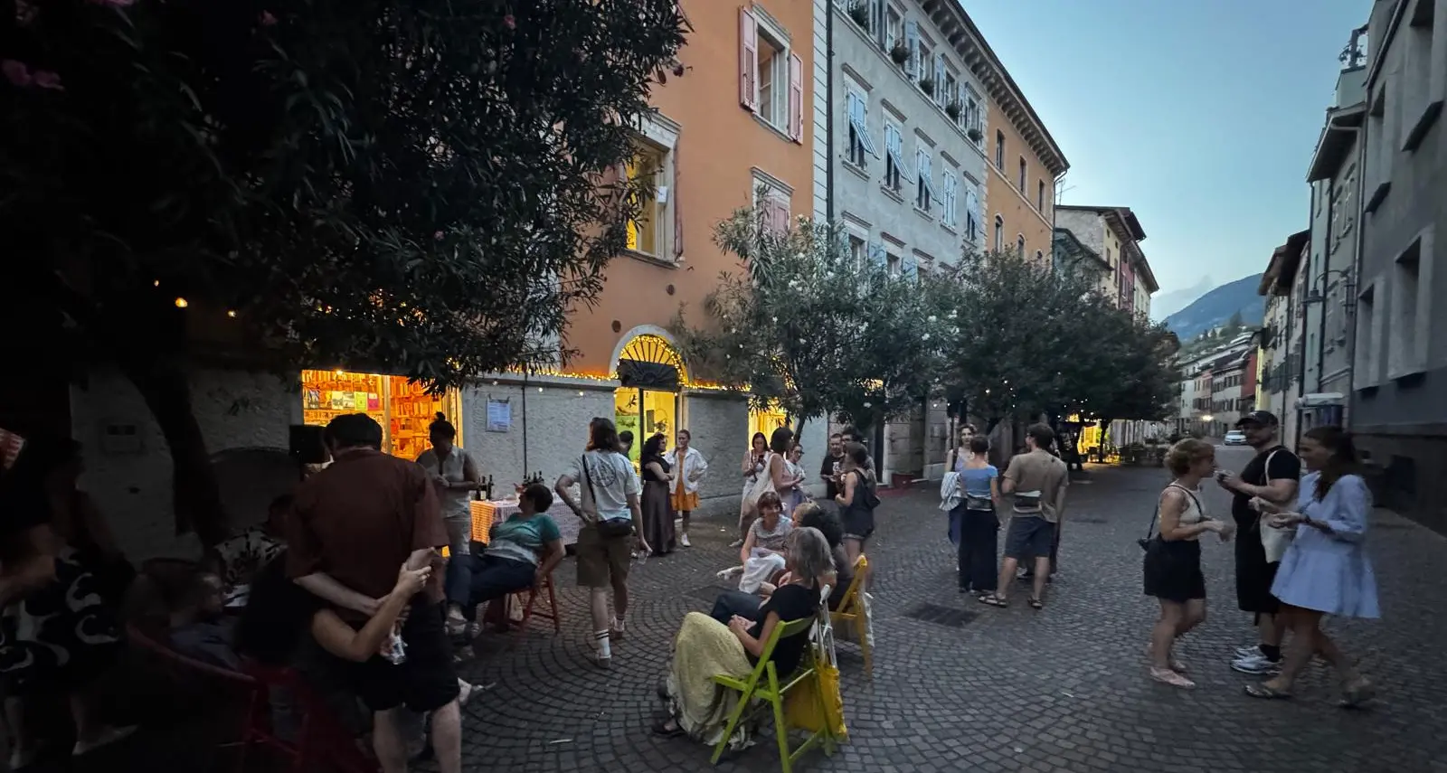 Trento, la libreria duepunti compie otto anni: «Riempiamo i vuoti guardando al futuro»