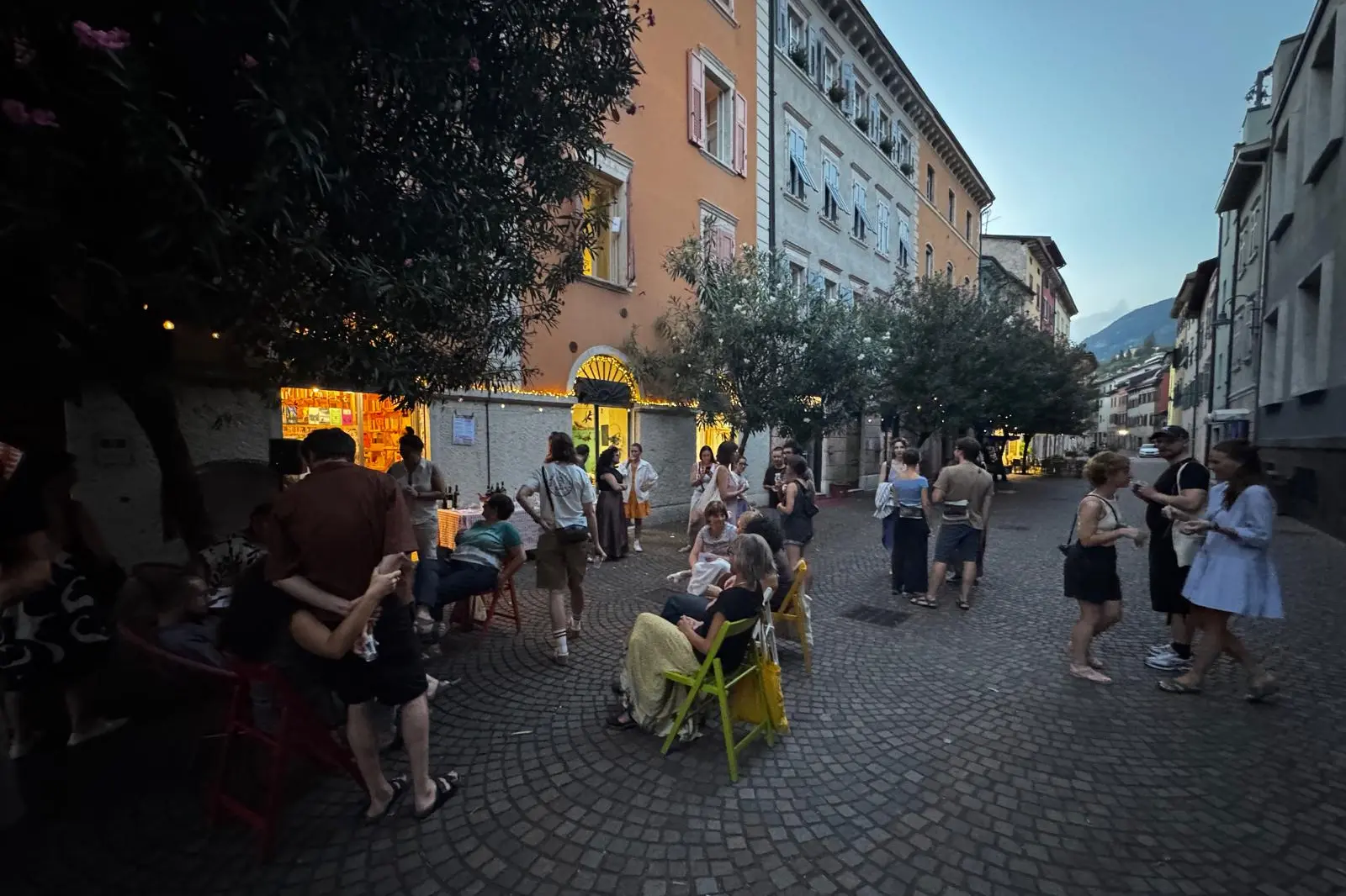 Trento, la libreria duepunti compie otto anni: «Riempiamo i vuoti guardando al futuro»