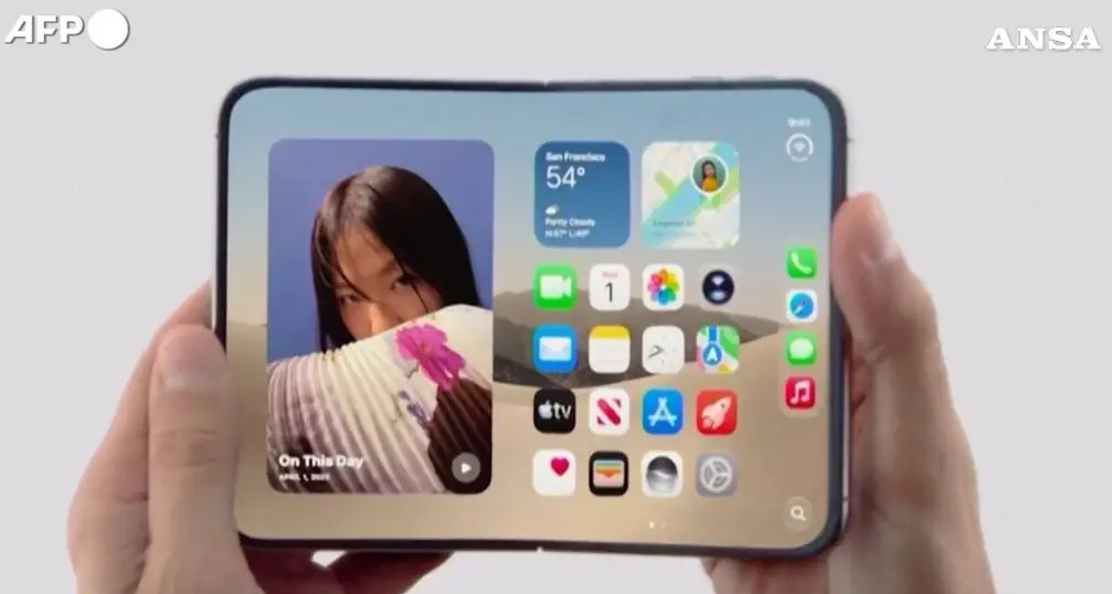 Apple lancia iPhone Duo, il melafonino pieghevole