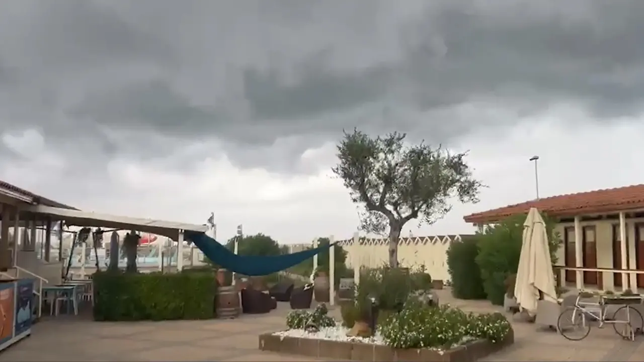 Maltempo in Toscana, forti raffiche di vento sul litorale in Versilia