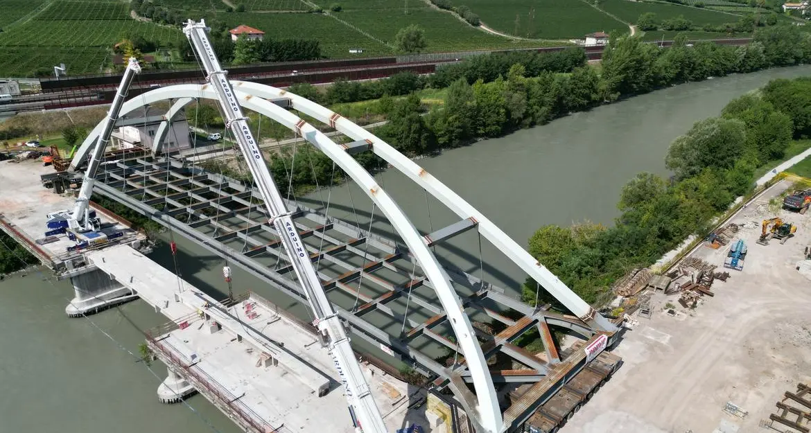 Ravina, demolito il vecchio ponte: il nuovo apre al traffico entro fine anno