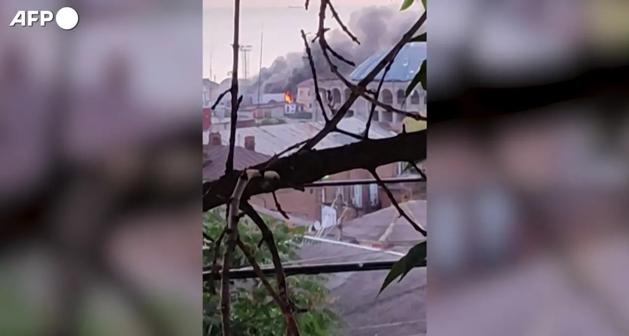 Attacco ucraino nel Daghestan, in fiamme il porto di Makhachkala