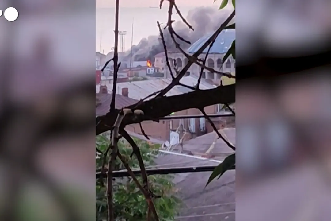 Attacco ucraino nel Daghestan, in fiamme il porto di Makhachkala