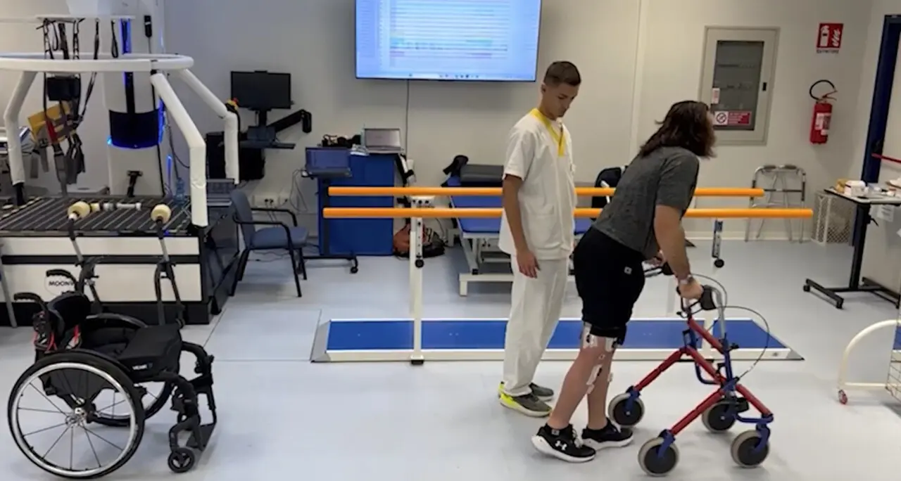 Paralizzati, tornano a camminare quattro giovani: la tecnica italiana che usa il movimento del tronco