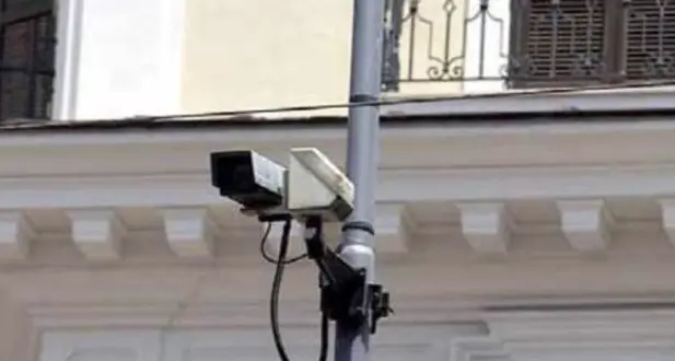 Denuncia tra vicini per la telecamera che viola la privacy