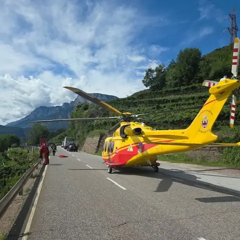 Giovo, perde il controllo della moto sulla statale: muore centauro di 75 anni
