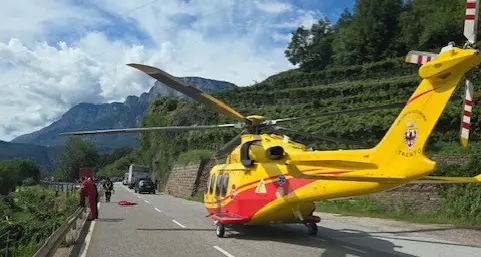 Giovo, perde il controllo della moto sulla statale: muore centauro di 75 anni