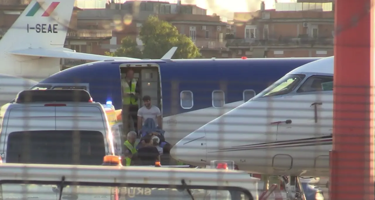 Di Battista è atterrato a Ciampino, l'ex deputato trasportato al Gemelli