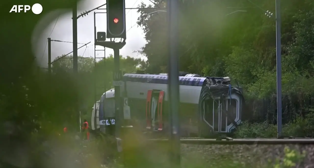 Treno deragliato in Francia, la polizia segue la pista del sabotaggio