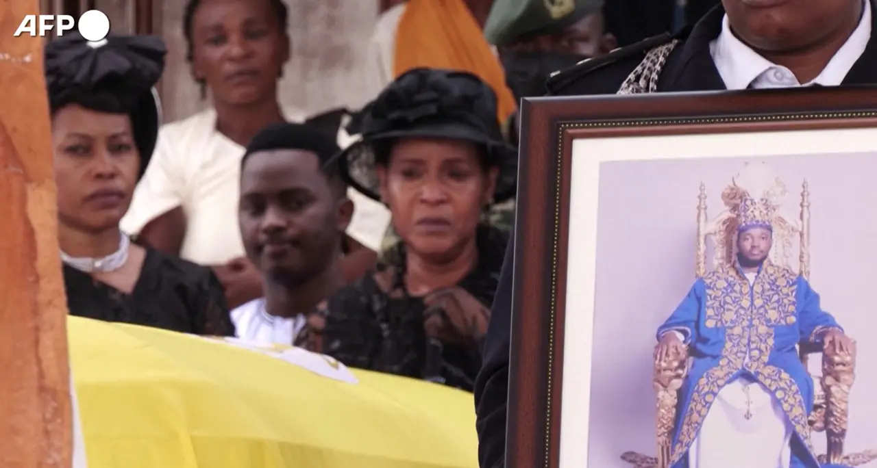 I funerali in Uganda del re più giovane del mondo, morto a 34 anni