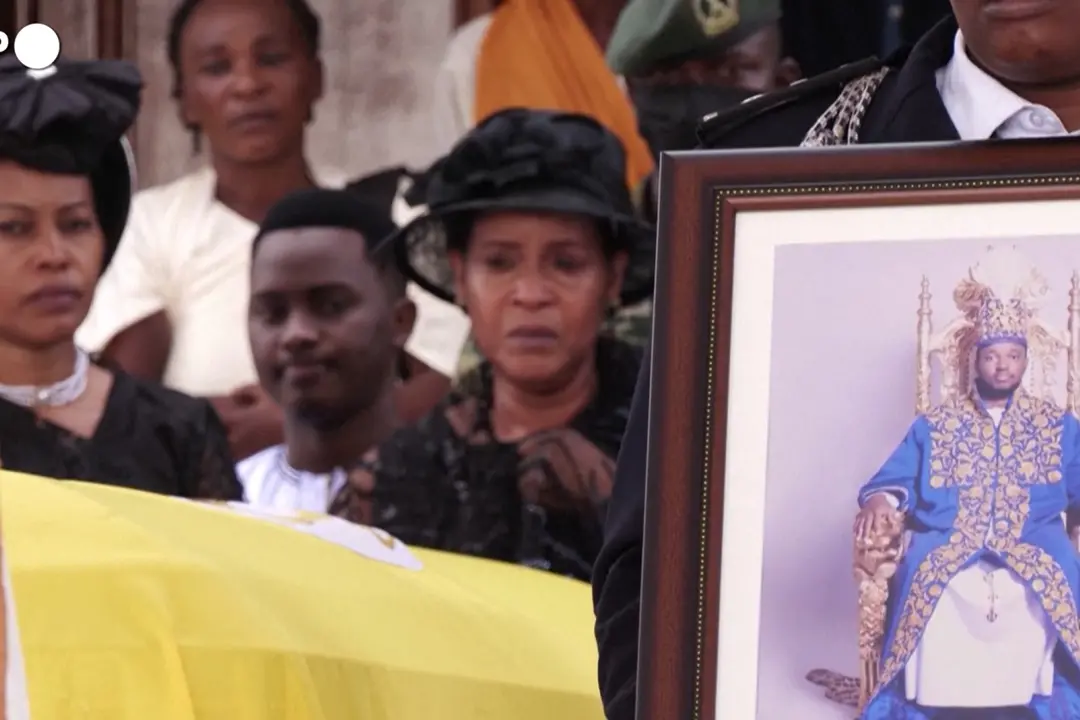 I funerali in Uganda del re più giovane del mondo, morto a 34 anni