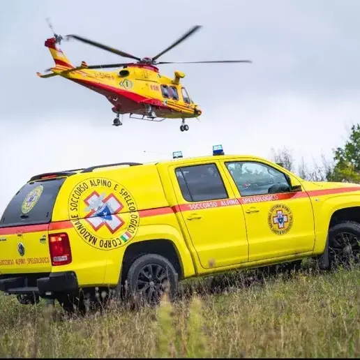 Escursionista bloccato sotto i salti di roccia, recuperato con il verricello