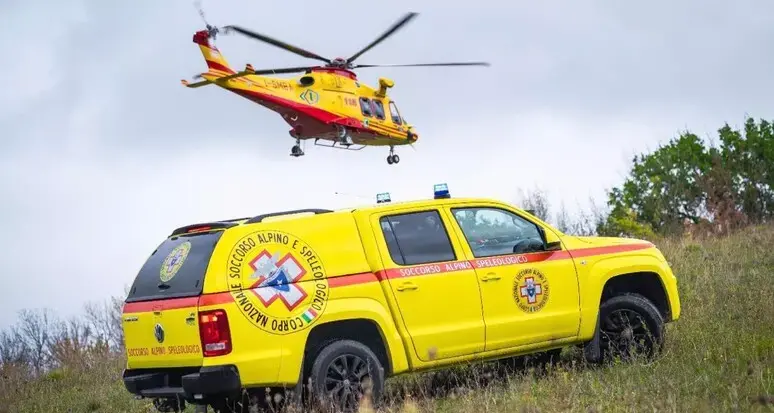 Escursionista bloccato sotto i salti di roccia, recuperato con il verricello