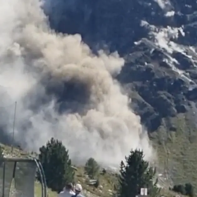 Frana sopra Solda, impressionante crollo dalla montagna