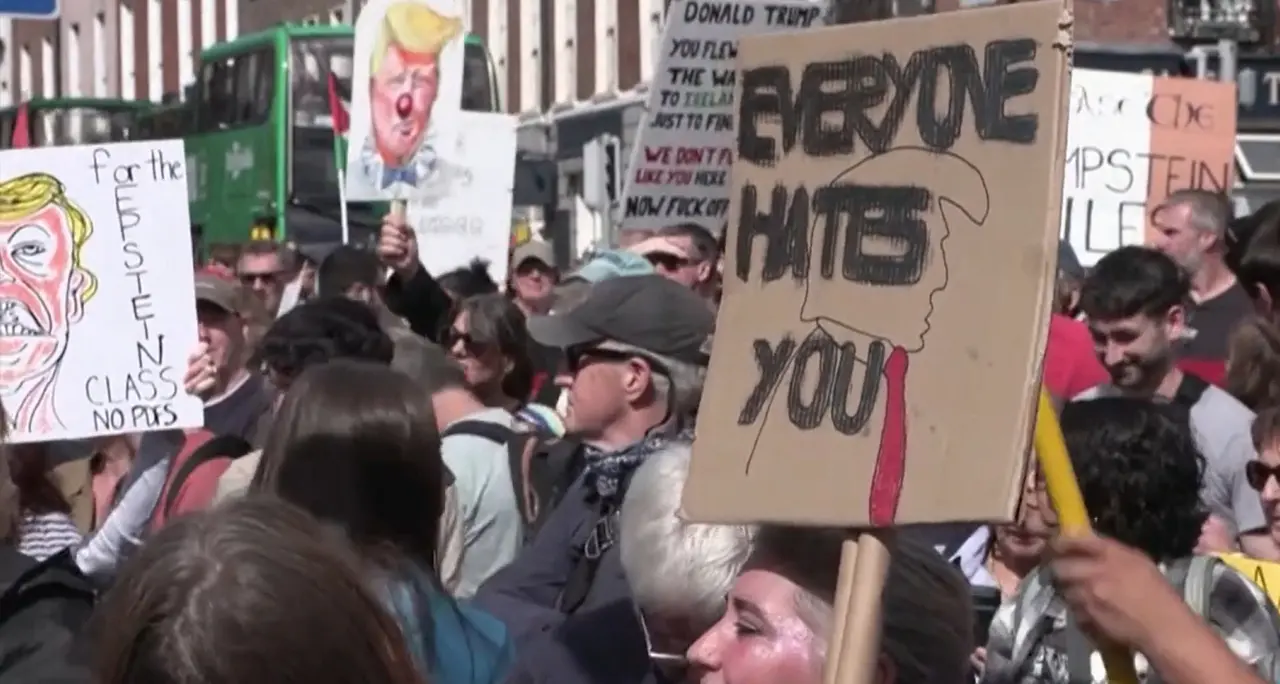 Irlanda, manifestazione contro la visita di Trump: \"Isola sbagliata, vattene\"