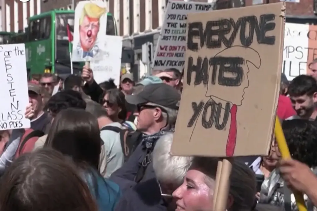 Irlanda, manifestazione contro la visita di Trump: \"Isola sbagliata, vattene\"
