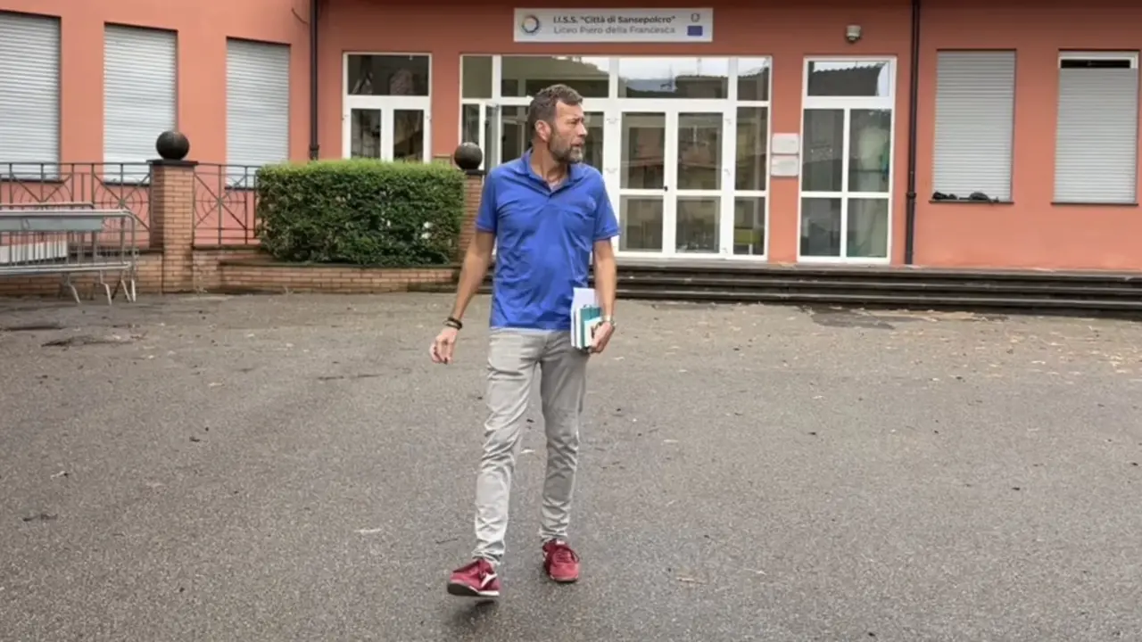 'Djprof' dà il benvenuto agli studenti con una canzone fatta di letteratura