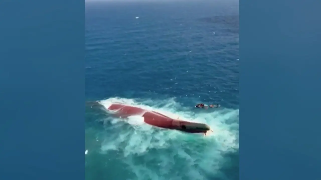 Indonesia, traghetto con 243 persone a bordo si rovescia: morti e dispersi