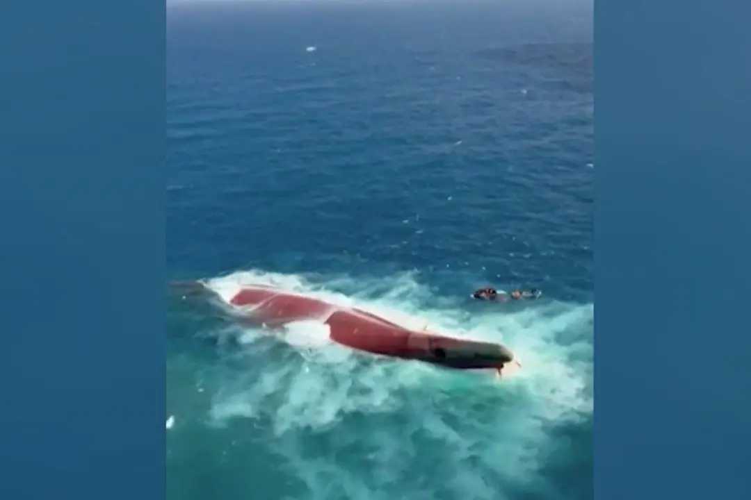 Indonesia, traghetto con 243 persone a bordo si rovescia: morti e dispersi