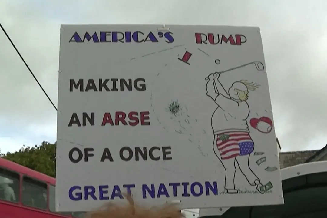 Irlanda, Trump all'Amgen Irish Open fra sostenitori e contestatori