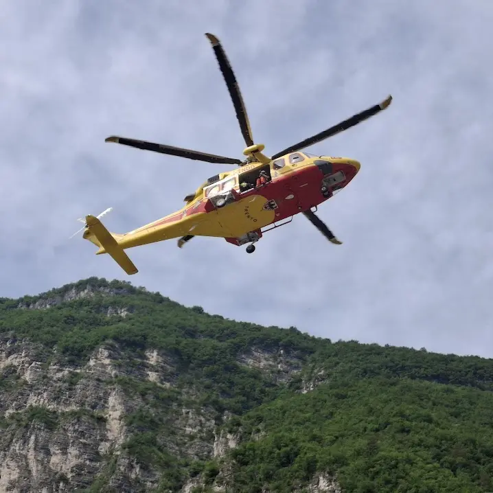 Predaia, agricoltore schiacciato dal trattore: grave un uomo di 59 anni