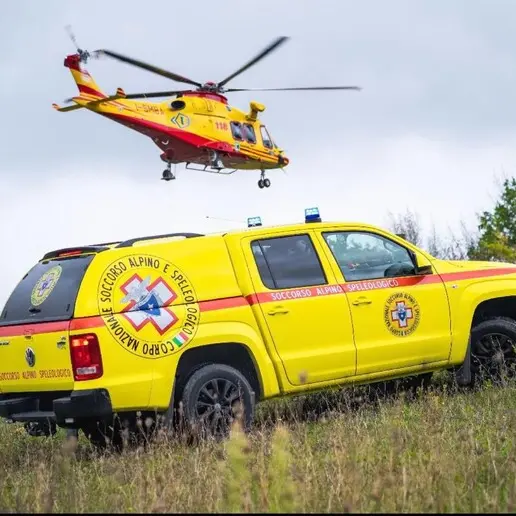 Esce dal rifugio di notte per fare una foto e precipita nel canale: morto a 43 anni
