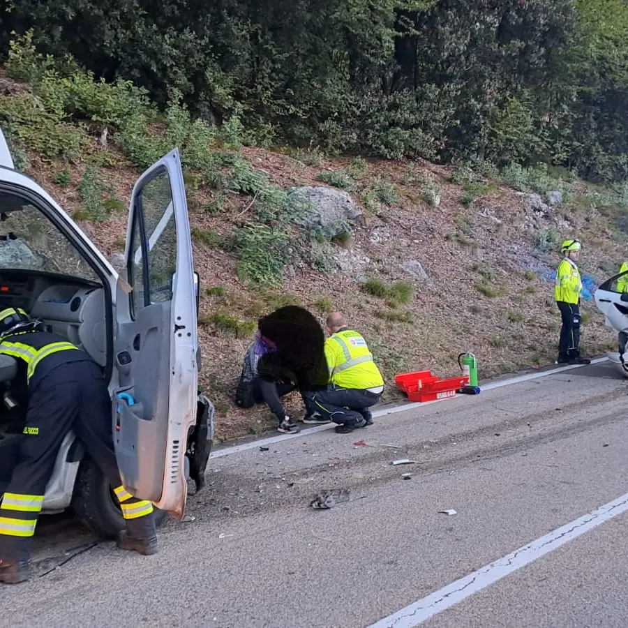 Frontale sulla Gardesana dopo Castel Toblino: due feriti e traffico in tilt
