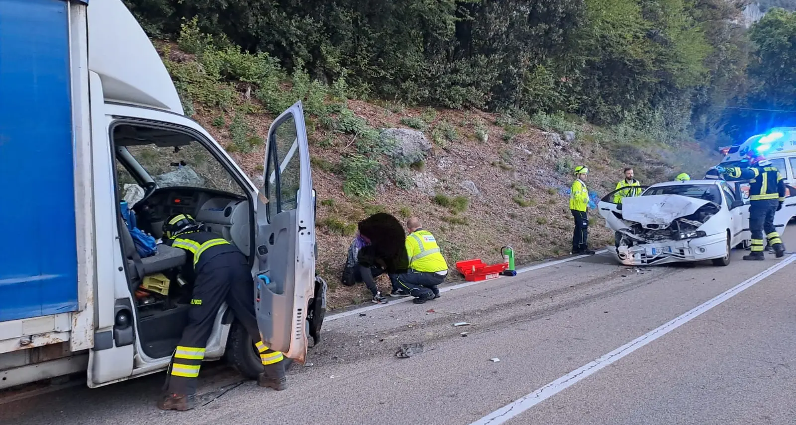 Frontale sulla Gardesana dopo Castel Toblino: due feriti e traffico in tilt