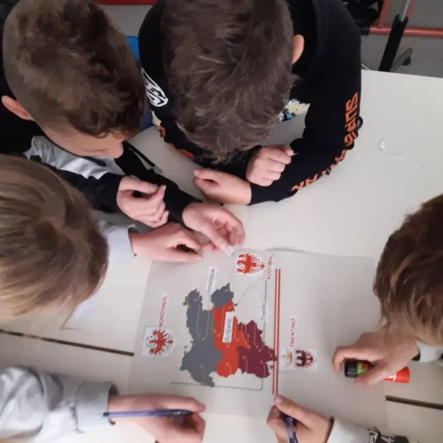 Imparare l’Euregio giocando: dalle sfide in classe ai gemellaggi tra scuole