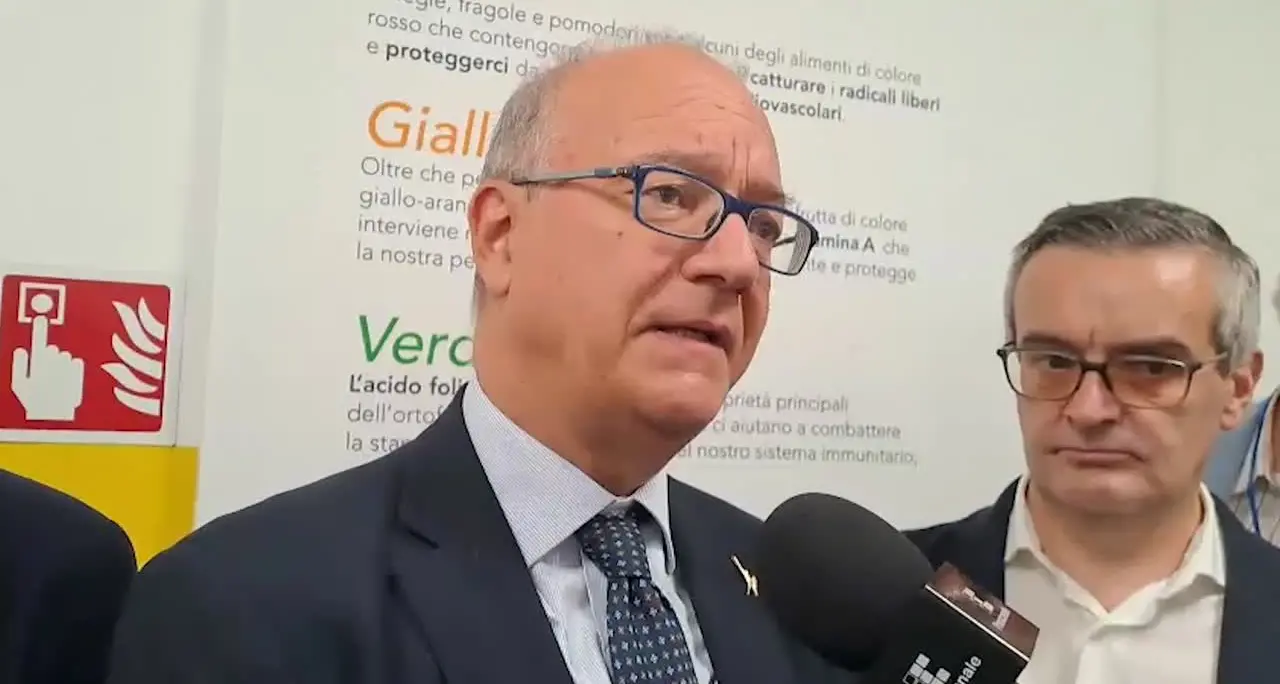 Valditara: 'Stop ai compiti sul registro elettronico, ci vuole il diario'