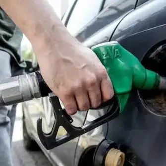 Benzina e diesel, nuova stangata: il pieno costa 10 euro in più da agosto