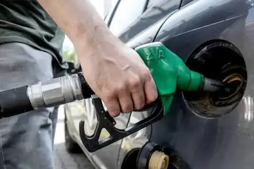 Benzina e diesel, nuova stangata: il pieno costa 10 euro in più da agosto