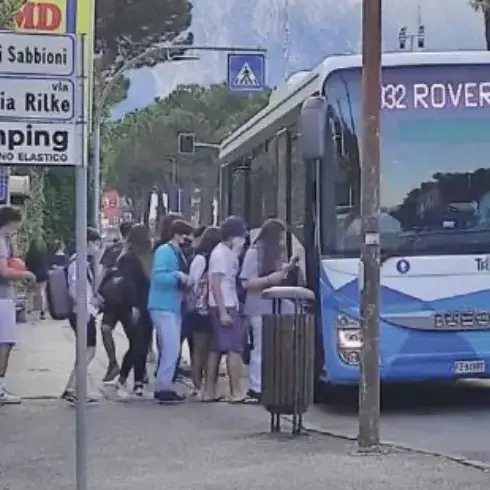Va al lavoro in bus, ma perde 13 coincidenze su 15: il caso del 16enne arriva in Consiglio provinciale