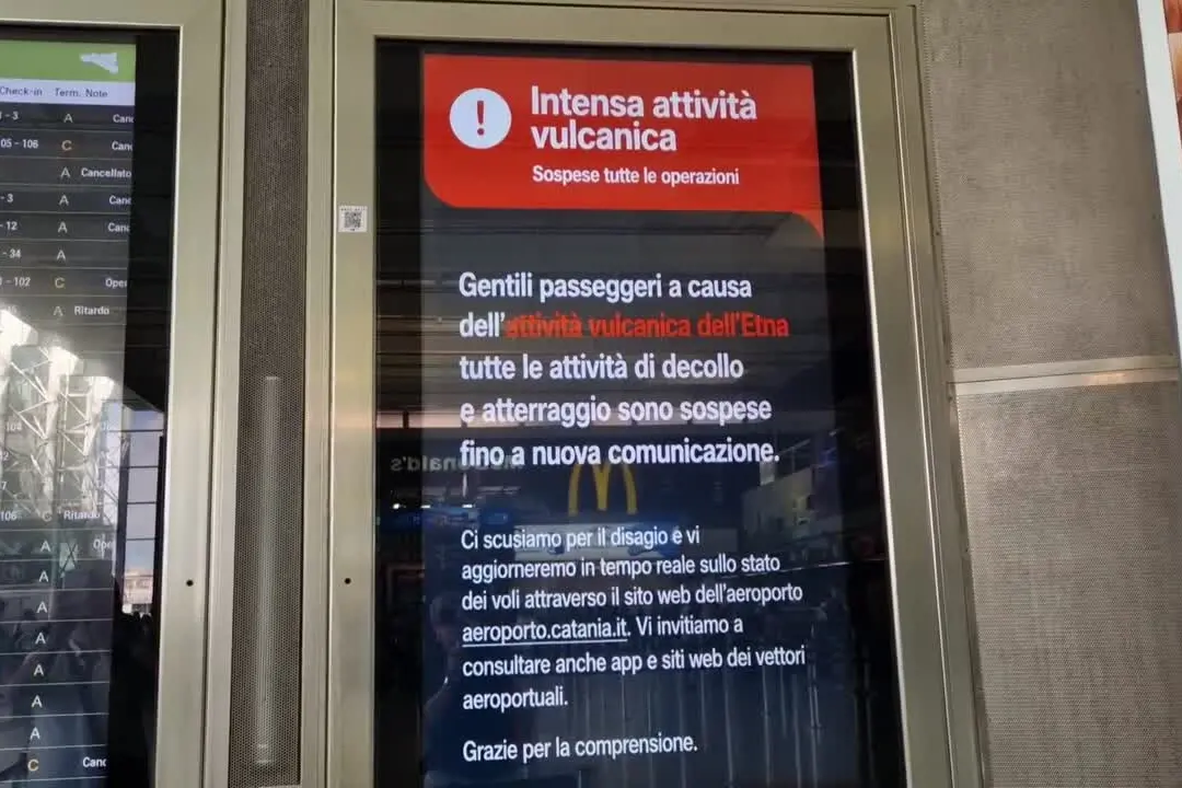 Cenere Etna blocca l'aeroporto di Catania: voli sospesi fino alle 22