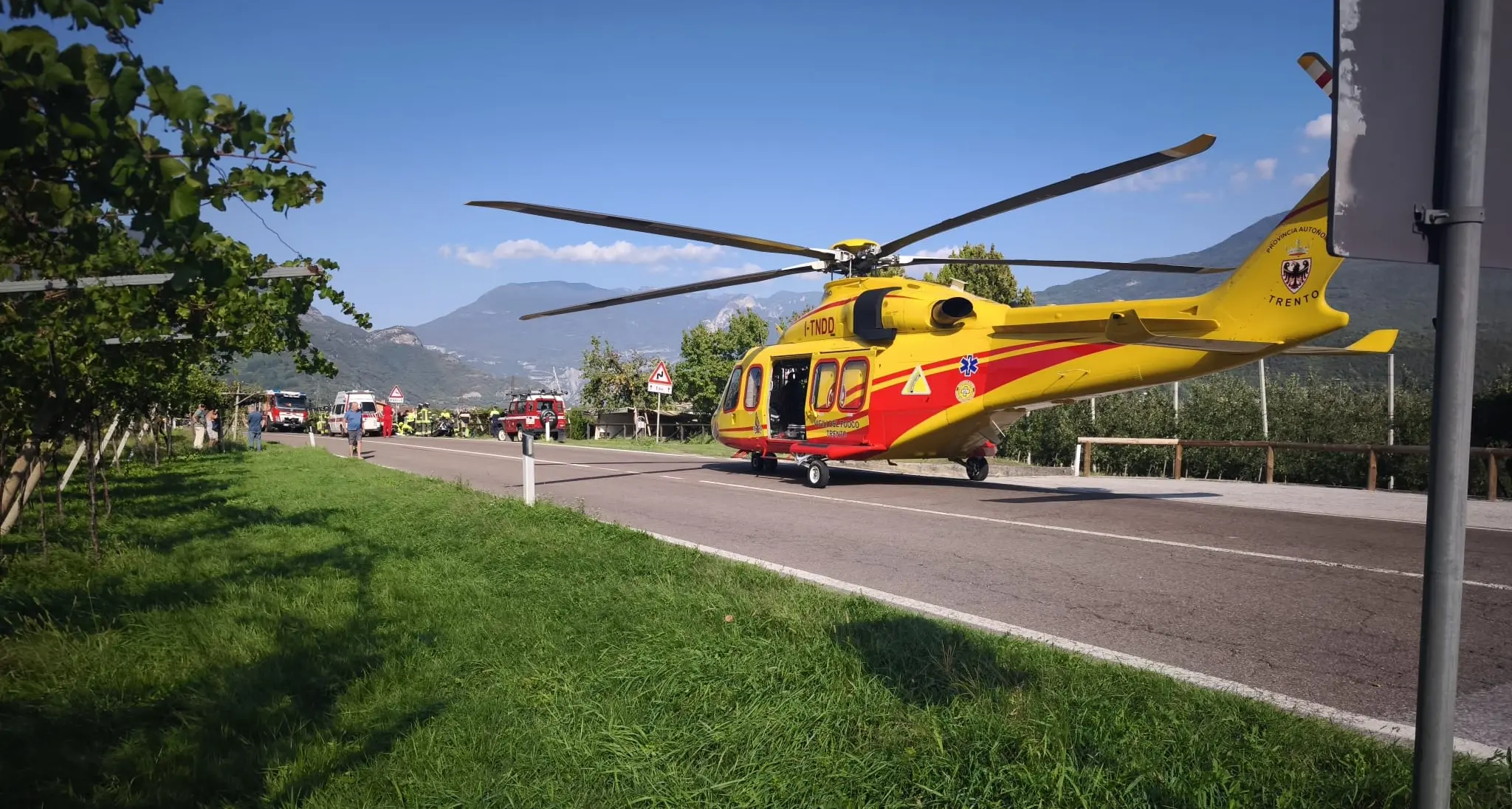 Incidente sulla Sp90, moto contro trattore: motociclista portato in elicottero a Trento