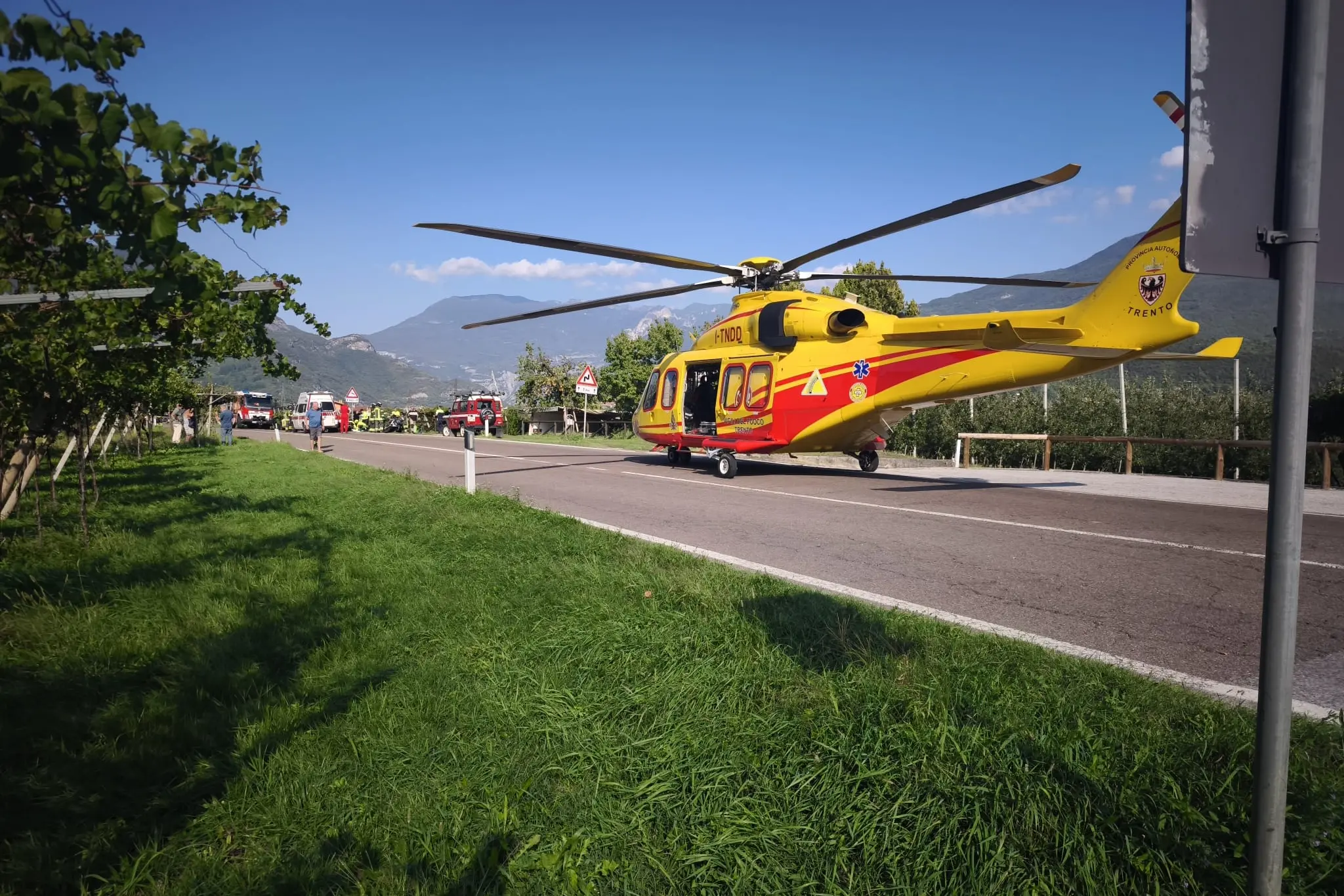 Incidente sulla Sp90, moto contro trattore: motociclista portato in elicottero a Trento