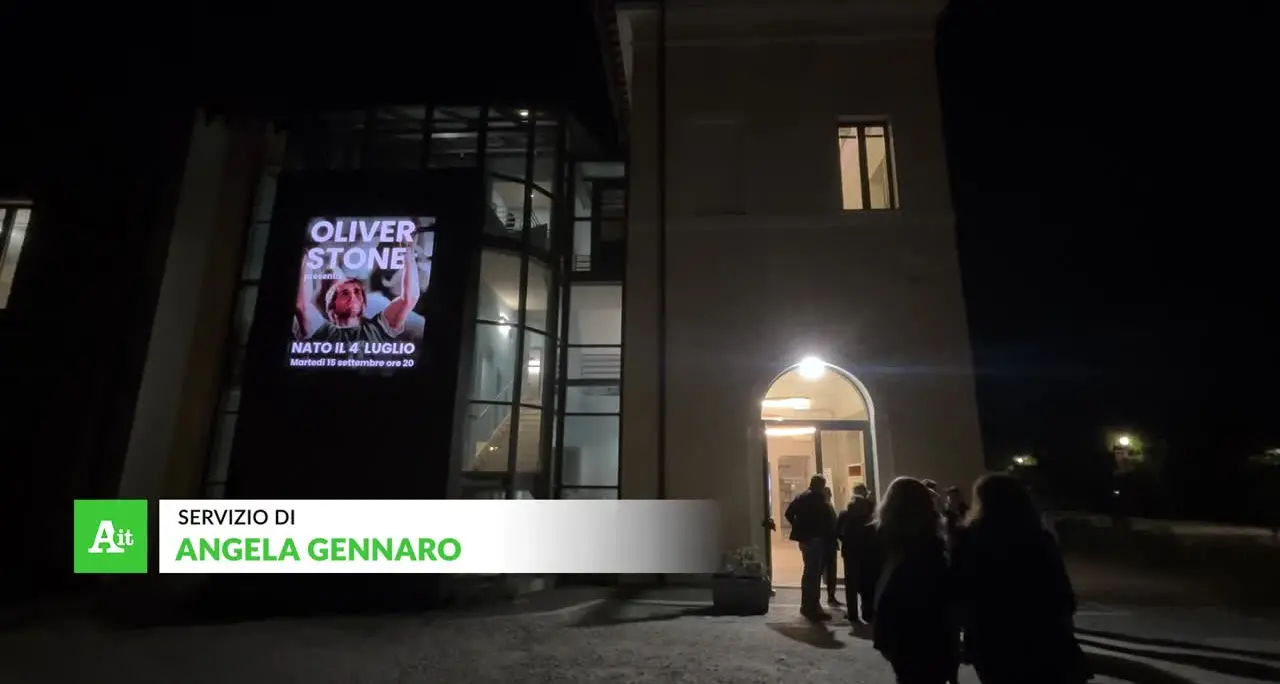 \"Un regalo inaspettato: Oliver Stone festeggia gli 80 anni a Roma\"