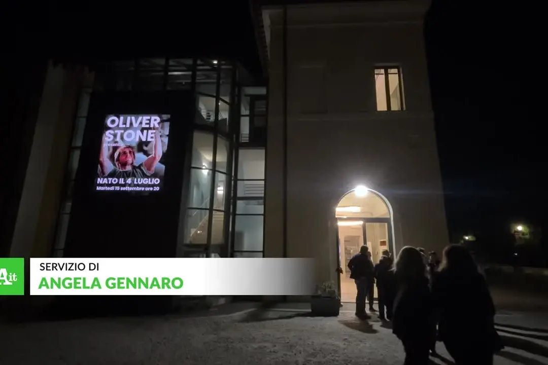 \"Un regalo inaspettato: Oliver Stone festeggia gli 80 anni a Roma\"