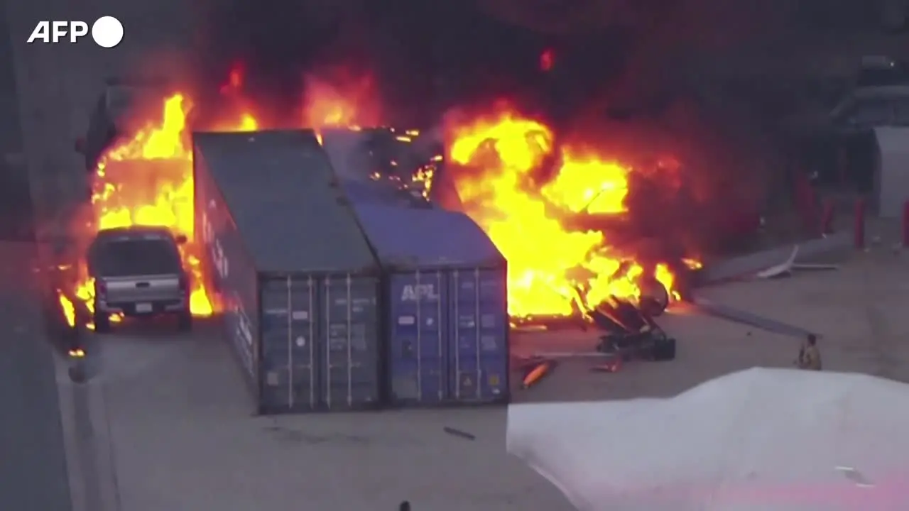 Elicottero precipita e prende fuoco a Los Angeles, almeno tre morti