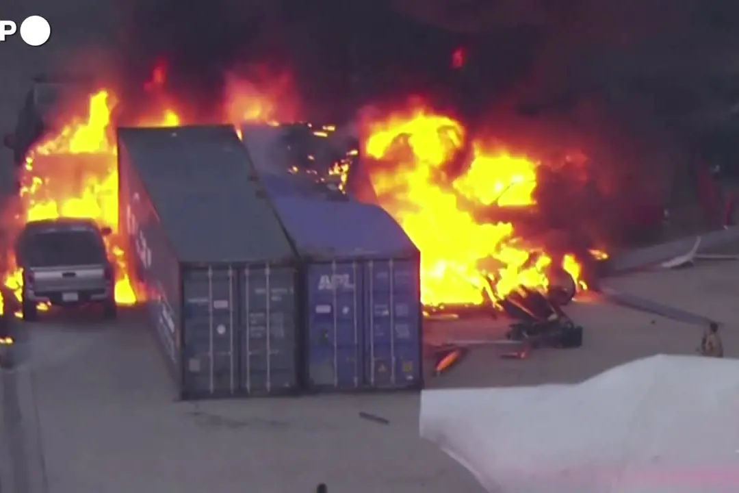 Elicottero precipita e prende fuoco a Los Angeles, almeno tre morti