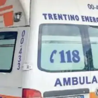 Scontro tra quattro auto in via Bolzano, tre feriti: traffico bloccato