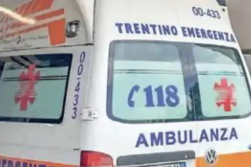 Scontro tra quattro auto in via Bolzano, tre feriti: traffico bloccato