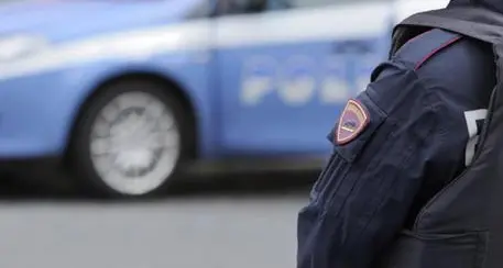 Trento, ruba in un’abitazione e tenta la fuga sull’autobus: arrestato grazie a tre giovani