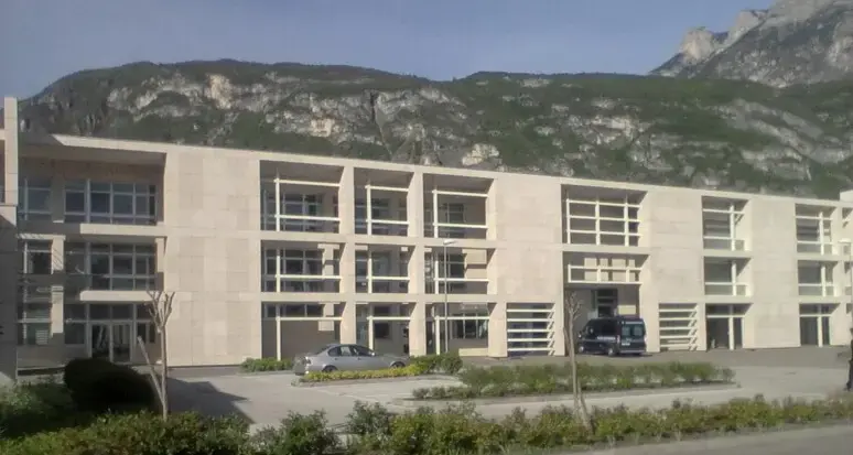 Carcere di Trento, 440 detenuti per una struttura da 240: «Sovraffollamento oltre le capacità»