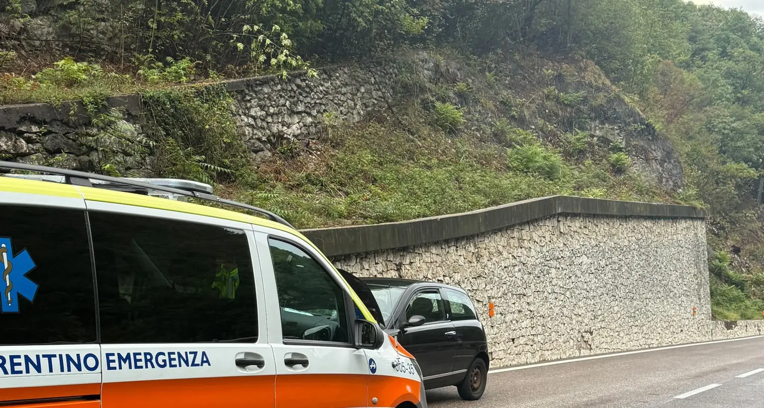 Bus de Vela, auto sbatte contro le barriere e si gira: conducente illeso